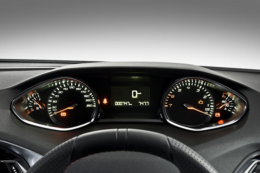  Peugeot 308 GT Line 2015 года  (ZA) (фото 18 из 27)